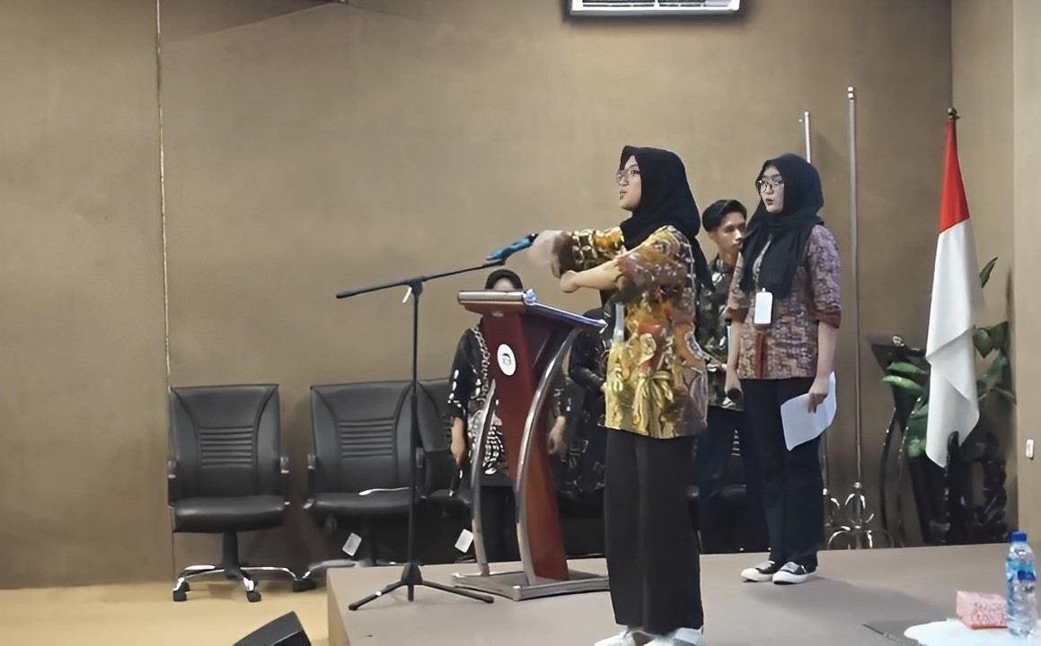 Menyanyikan Lagu Indonesia Raya dan Hymne Udinus